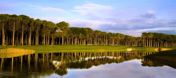 Die Löcher dieses Par 72 Golfplatzes liegen zwischen sandigen Hügeln, entlang dichter Pinien- und Eukalyptusbäumen Eine weitere Besonderheit ist das Heidekraut, das hier laut Tripadvisor eigens gezüchtet wird.