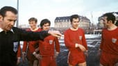 Kurt Tschenscher mit den Bayern Hans Georg Schwarzenbeck, Gerd Müller, Franz Beckenbauer und Rainer Ohlhauser (v.li.n.re.)