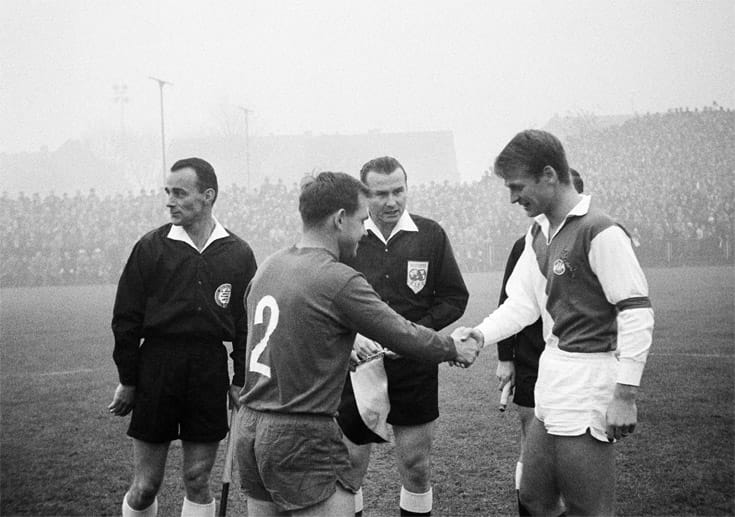 1965 leitet Kurt Tschenscher (Mitte) die das Bundesliga-Derby zwischen Borussia Mönchengladbach und dem 1. FC Köln.