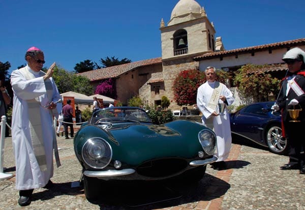Der Bischof von Monterey, Richard Garcia (links) segnet einen Jaguar XKSS aus dem Jahr 1957. Der Wagen gehörte einst dem Fimstar Steve McQueen.