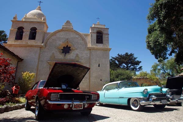 Wunderschön: Ein 1969 Chevrolet Camaro (links) und ein Cadillac präsentieren sich vor der Carmel Mission anlässlich der Show in Pebble Beach.