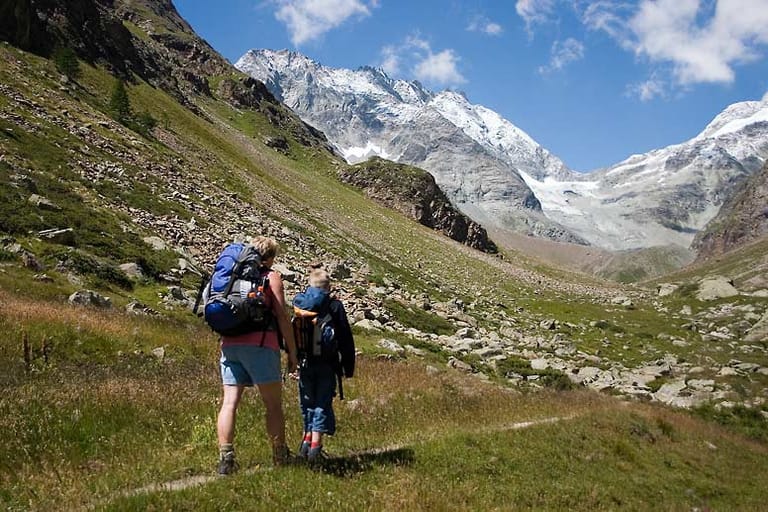 Gemeinsam einen Berg zu besteigen ist für Eltern und Kinder eine besondere Herausforderung.
