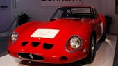 Der knallrote Ferrari 250 GTO Berlinetta, Baujahr 1962, auf der Auktionsbühne.