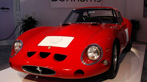 Der knallrote Ferrari 250 GTO Berlinetta, Baujahr 1962, auf der Auktionsbühne.