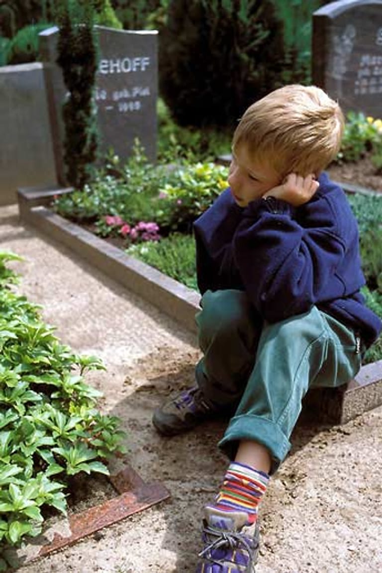 Ein Besuch auf dem Friedhof ist eine gute Gelegenheit, die Kinder an das Thema Tod heranzuführen.
