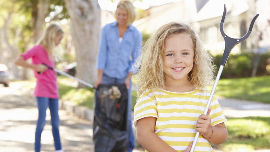 Bei einer selbst organisierten Müllsammelaktion lernt das Kind früh, Verantwortung für seine Umwelt zu übernehmen.