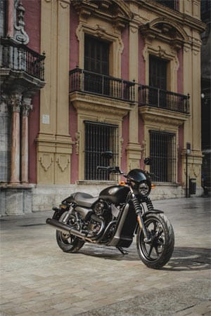 Ein klares, kompaktes Erscheinungsbild zeichnet die Harley-Davidson Street 750 aus. Mitte 2015 könnte die Maschine auf den deutschen Markt kommen, die Preise dürften bei knapp 8000 Euro liegen.