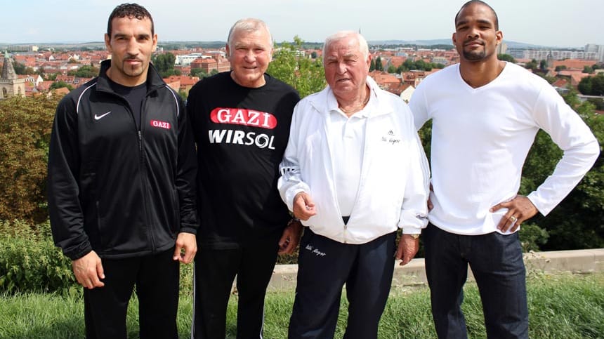 Vor dem Kampf präsentiert sich Herausforderer Firat Arslan mit Trainer Fritz Sdunek, neben seinem Coach Ulli Wegner steht Titelverteidiger Yoan Pablo Hernandez (v.li.n.re.).