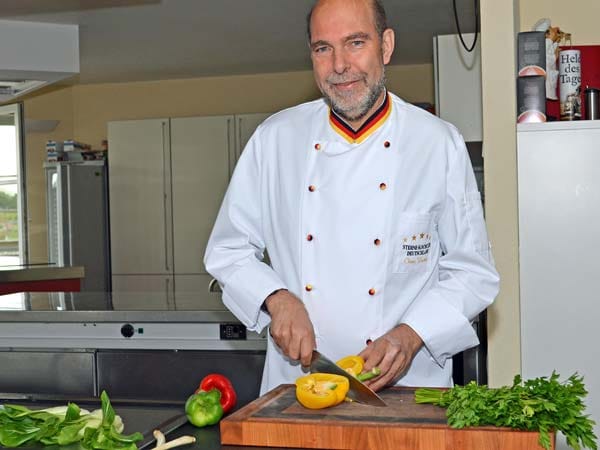 Kochprofi Klaus Fischer arbeitete viele Jahre für das saudische Königshaus und als Küchenchef eines renommierten Sternerestaurants. Heute vermittelt er in seiner "Sterne-Kochschule Deutschland" ambitionierten Hobbyköchen und Einsteigern in Kursen das nötige Fachwissen für feine Gerichte.