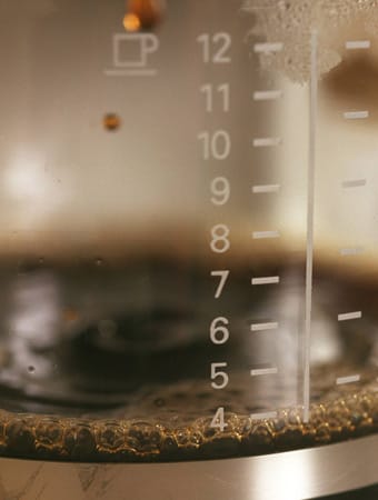 Kaffee läuft durch ein Filterkaffeemaschine
