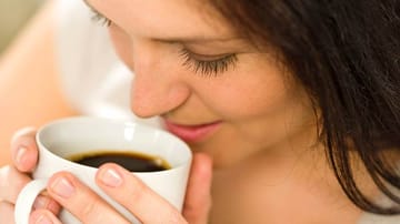 Frau genießt eine Tasse Kaffee