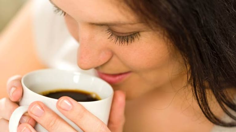 Frau genießt eine Tasse Kaffee