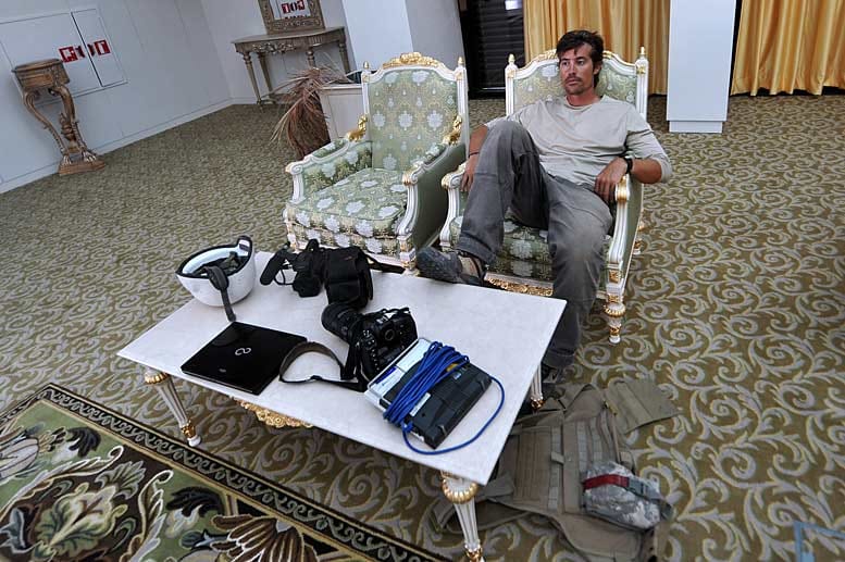 Foley ist in den letzten Jahren in mehreren Krisengebieten unterwegs. 2011 berichtet er aus Libyen über den Bürgerkrieg. Hier macht der Freelancer eine Pause auf dem Flughafen von Sirte.