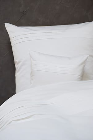 So schlafen Könige: Die elegante Bettgarnitur Lotta aus weißem Reinleinen aus dem Hause Strunkmann-Meister kostet je nach Bettmaß ab 520 Euro.