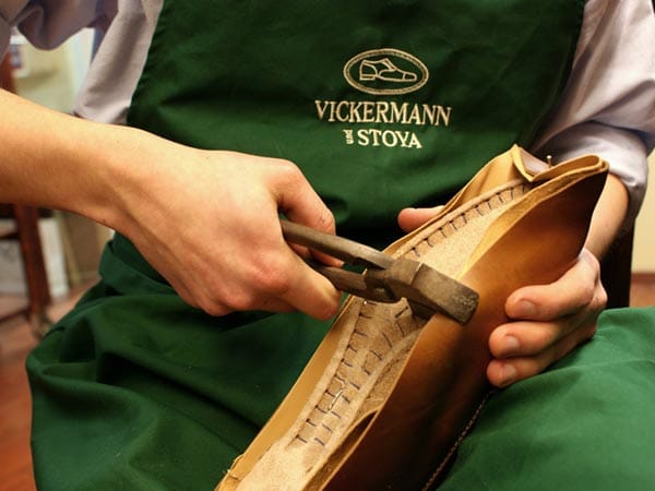 Handwerk par Excellence: Bei Vickermann und Stoya in Baden-Baden fertigt man feinstes Schuhwerk noch per Hand. Das Resultat: ein Meisterwerk mit exzellenter Passform.