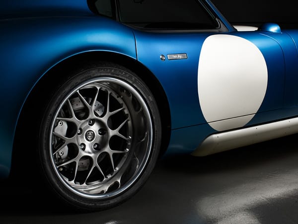 Mit riesigen Bridgestone-Potenza-Reifen bringt das Coupé im Retro-Look seine Power auf die Straße.
