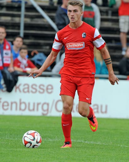 Platz 11: Der SC aus Freiburg läuft fast komplett in Rot auf. Zwei weiße Streifen zieren den Oberarm der Spieler.