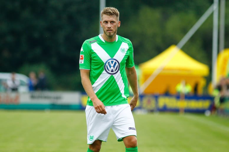 Platz 9: Wolfsburgs Neuer, Aaron Hunt, trägt bereits das Trikot der Saison 2014/2015. Ein weißes "X" durchkreuzt das Logo des Trikotsponsors. Auch die Wölfe haben einen neuen Ausrüster.