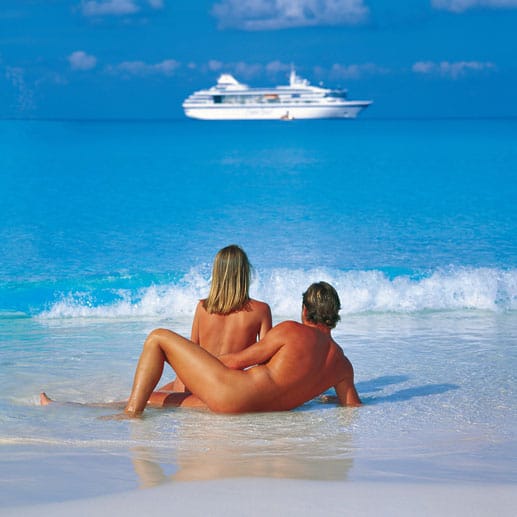Hüllenlos durch die Karibik schippern: Mit dem "Big Nude Boat" geht es zu den Bahamas, St. Barths, Guadeloupe und St. Martin.