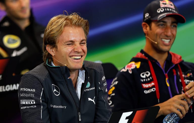 Nico Rosberg kommt voller Selbstbewusstsein aus der Sommerpause. In der ersten Pressekonferenz ist sein Lächeln sogar breiter als das von Daniel Ricciardo (re.).