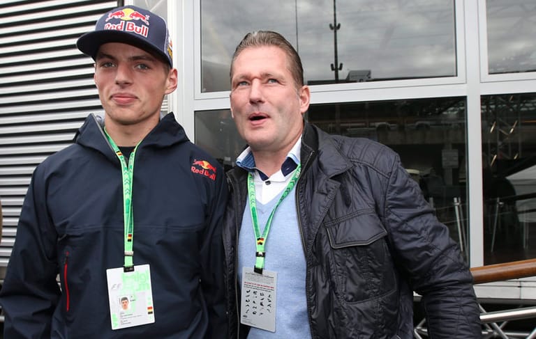 Max Verstappen (li.) wird im nächsten Jahr für Toro Rosso fahren. In Spa schaut er sich den Formel-1-Zirkus schon einmal an. Sein Vater Jos hilft ihm als Ex-Formel-1-Pilot, sich zurecht zu finden.