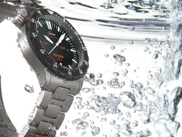 Das Besondere an der Uhr: Unter dem Glas ist Öl eingefüllt - so gibt es auch unter Wasser keine störenden Reflektionen.
