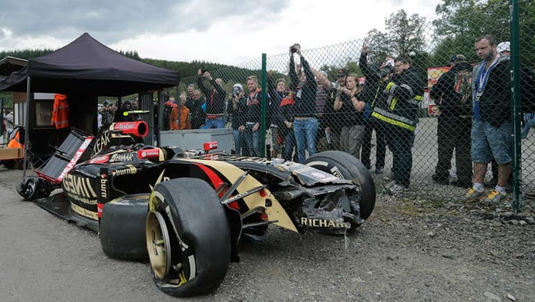 Das zweite Training beginnt mit einem heftigen Crash von Pastor Maldonado. Der Venezolaner bleibt aber unverletzt, sein Lotus jedoch ist ziemlich lädiert.