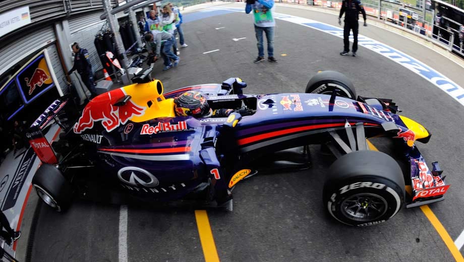An Sebastian Vettels Boliden muss der Motor gewechselt werden. Deshalb kann er im zweiten Training gar nicht mitwirken.
