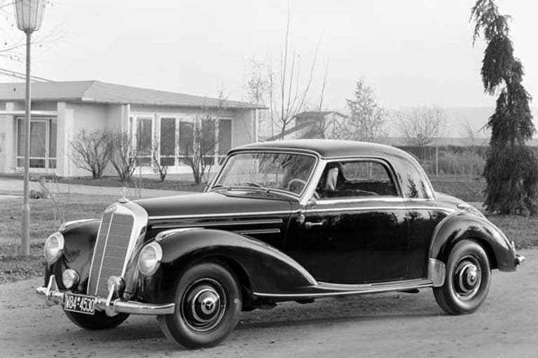 Die Mercedes-Benz S-Klasse Coupés bringen seit über 60 Jahren elitären Glanz in den Automobilbau. Zehn Generationen kamen bis jetzt auf den Markt. Auf der IAA in Frankfurt wurde im April 1951 mit dem Typ 220 die erste S-klasse vorgestellt, die auch als Coupé produziert wurde.