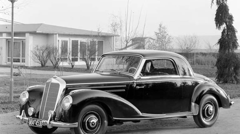 Die Mercedes-Benz S-Klasse Coupés bringen seit über 60 Jahren elitären Glanz in den Automobilbau. Zehn Generationen kamen bis jetzt auf den Markt. Auf der IAA in Frankfurt wurde im April 1951 mit dem Typ 220 die erste S-klasse vorgestellt, die auch als Coupé produziert wurde.