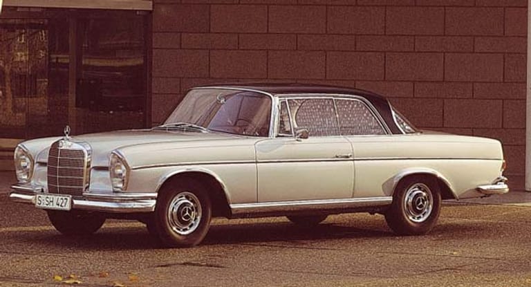 Auch das Mercedes-Benz 300 SE Coupé war bei den Kunden beliebt. Bis 1968 wurden die Serie W 111 gebaut.