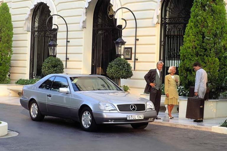 Die endgültige Kaiserklasse erklomm Mercedes ab 1992 mit den kolossalen Coupés der C 140-Baureihe, die allerdings nur 26.000 Käufer fanden.