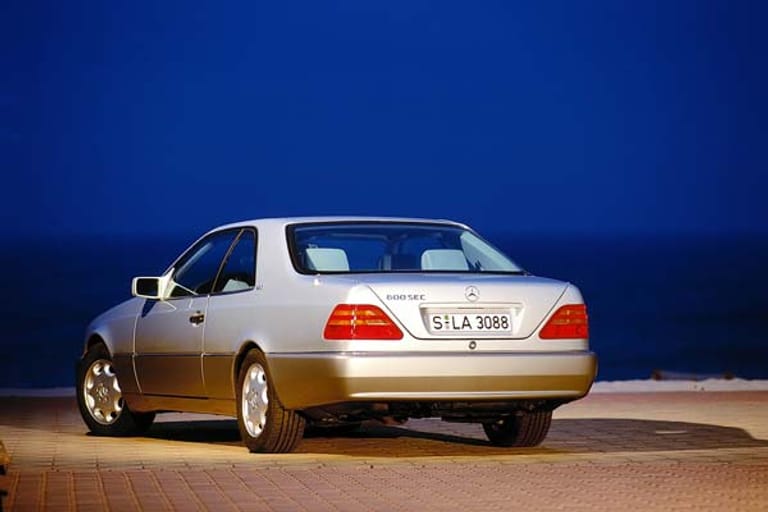 Der Zwölfzylinder der Spitzenversion 600 SEC setzte 408 PS frei. Diese in den Abmessungen größten S-Klasse Coupés aller Zeiten wurden ab 1995 als erstes Serienfahrzeug mit ESP ausgeliefert.