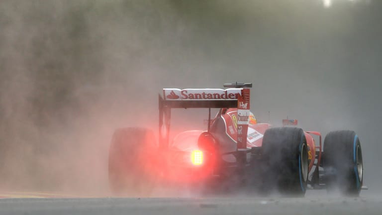 Das Qualifying ist geprägt von Niederschlägen und der daraus resultierenden rutschigen Fahrbahn. Fernando Alonso kommt einigermaßen gut zurecht und wird Vierter.