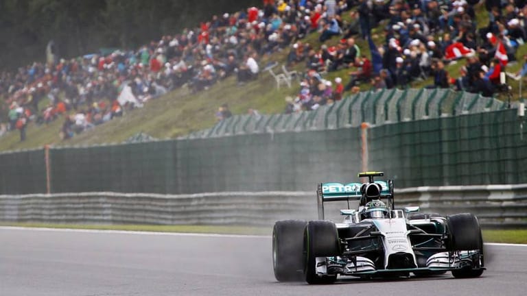 In der letzten Qualifikationsrunde trotzt Nico Rosberg der Witterung und holt sich die Pole Position.