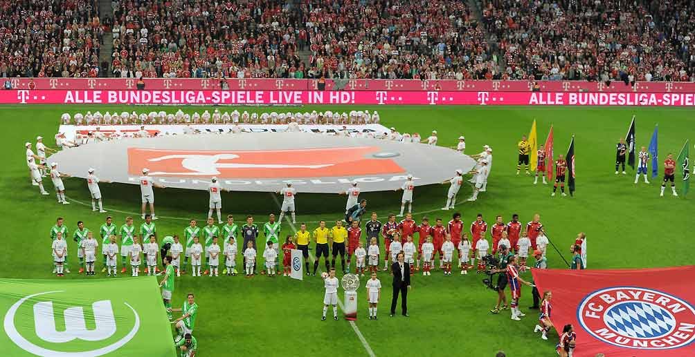 Vorhang auf für die 52. Bundesliga-Saison! Meister Bayern München empfängt den VfL Wolfsburg in der heimischen, ausverkauften Allianz-Arena. In einem turbulenten...