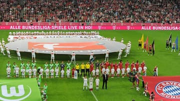Vorhang auf für die 52. Bundesliga-Saison! Meister Bayern München empfängt den VfL Wolfsburg in der heimischen, ausverkauften Allianz-Arena. In einem turbulenten...