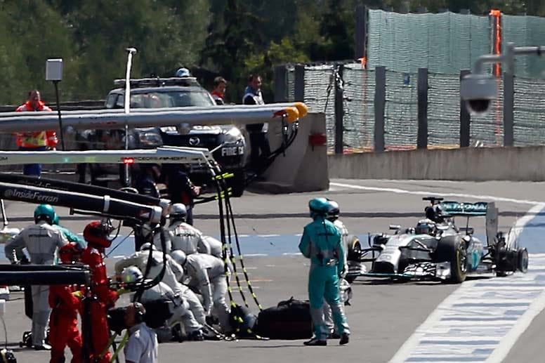 Bei der Kollision zwischen Rosberg und Hamilton schlitzt der Deutsche den Reifen am Boliden des Briten auf.