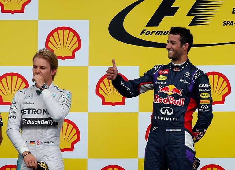 Während Daniel Ricciardo (re.) seinen dritten Triumph feiert, ist die Siegerehrung für Rosberg unangenehm. Die Zuschauer buhen ihn heftig aus.