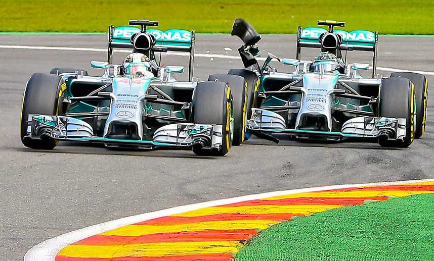 Die Szene des Rennens in Belgien: Nico Rosberg fährt in den Silberpfeil von Lewis Hamilton und zerstört damit nicht nur dessen Rennen, sondern auch die Pläne von Mercedes, auf den ersten beiden Plätzen ins Ziel zu kommen.