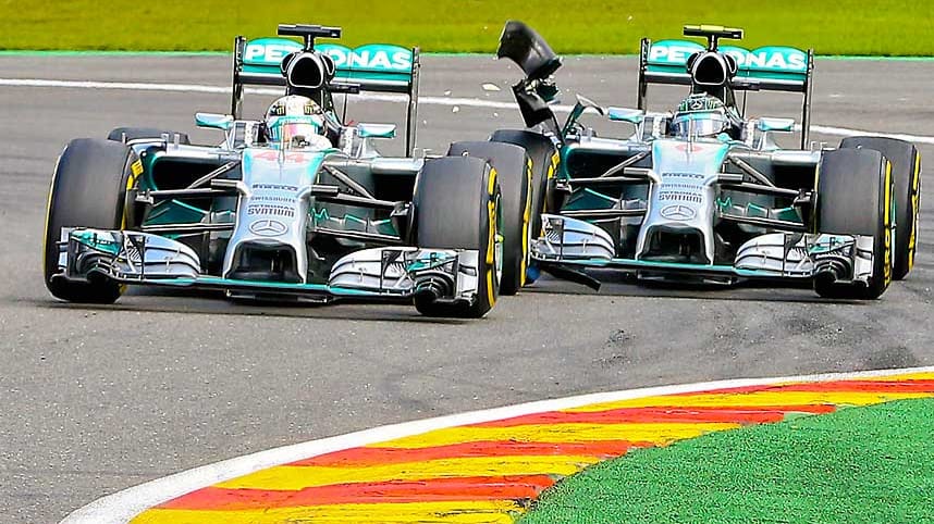 Die Szene des Rennens in Belgien: Nico Rosberg fährt in den Silberpfeil von Lewis Hamilton und zerstört damit nicht nur dessen Rennen, sondern auch die Pläne von Mercedes, auf den ersten beiden Plätzen ins Ziel zu kommen.