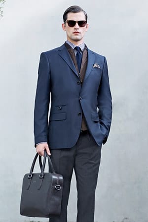 Das elegante Slim-Fit Sakko von Boss für etwa 480 Euro zeigt sich in der Trendfarbe Dunkelblau.