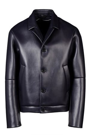 Lederjacke von Jil Sander in coolem neuen Look: Mit angesagtem matten Glanz präsentiert sich die sonst eher schlichte Lederjacke (über Thecorner um 2990 Euro).