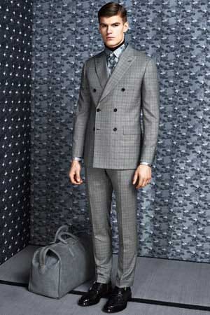 Klassische Zweireiher kleiden den Gentleman zu jeder Tageszeit. Den doppelreihigen Anzug von Brioni (um 4030 Euro) können Sie sich auf Anfrage im Bespoke-Service auf dem Leib schneidern lassen.
