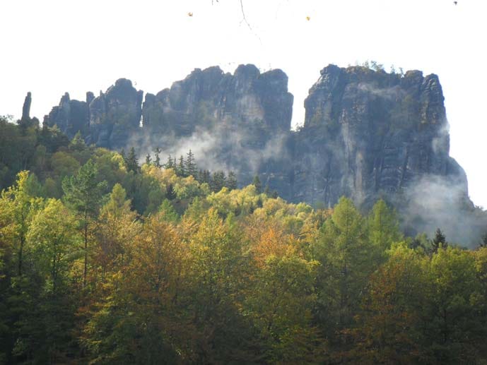 Bizarre Felsen, tiefe Schluchten und Aussichtsplateaus mit weiter Fernsicht faszinieren die Besucher des Nationalparks Sächsische Schweiz.