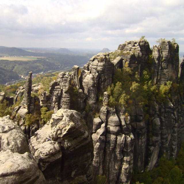 Sein Kerngebiet umfasst das Elbsandsteingebirge und setzt sich im benachbarten Tschechien im Nationalpark Böhmische Schweiz fort.