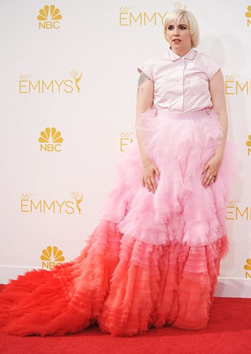 Von Lena Dunhams Outfit konnte man das nicht gerade behaupten. Das pink-rote Tüll-Monster mit Blusen-Oberteil ist von oben bis unten eine Katastrophe.