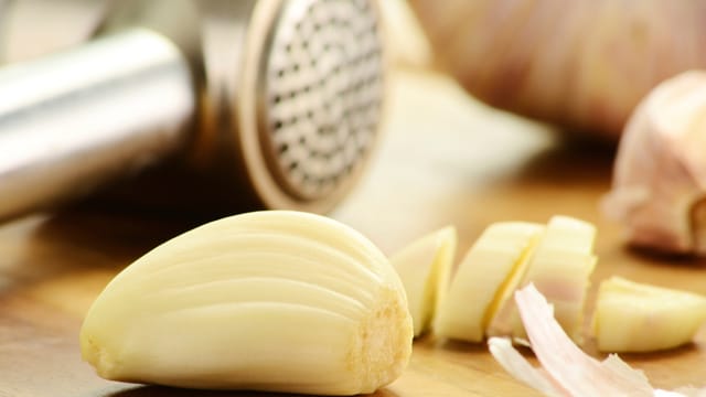 Knoblauch: Auch wenn einige die Knoblauchpresse verteufeln, ist sie oftmals einfach praktischer.