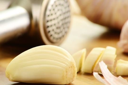 Knoblauch: Auch wenn einige die Knoblauchpresse verteufeln, ist sie oftmals einfach praktischer.