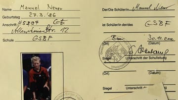 Manuel Neuer konzentrierte sich schon während der Schulzeit auf das Fußballspielen. 2000 wechselte er von der Realschule auf das Fußball-Teilinternat Berger Feld. Bis dahin hatte er parallel Tennis gespielt. Der ehemalige Tennisprofi Boris Becker gehört deshalb zu seinen Vorbildern.